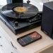 Riemaandrijving houten platenspeler met Bluetooth-ontvangst en 2 externe luidsprekers